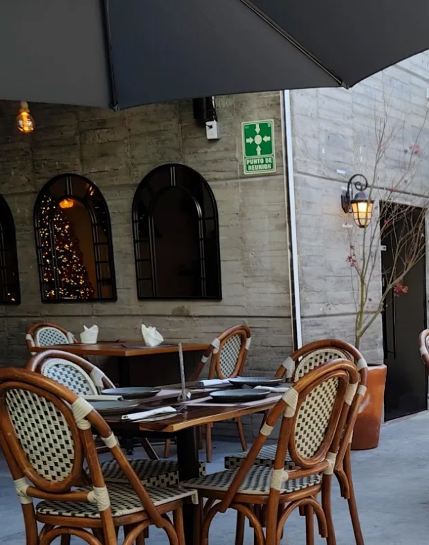 La hilera de espejos con marco de arco sobre el muro del salón.