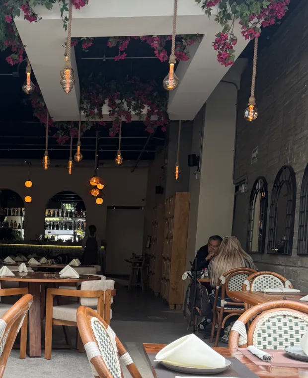 La barra de Querena vista desde el salón, con los arcos de las botellas al fondo.
